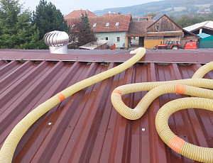 Zateplení stropu výrobní haly pomocí foukané izolace